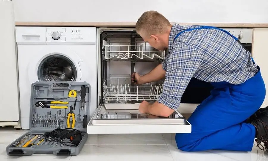 Güdül İmmergas servisi teknisyen ekibi beyaz eşya tamiri yaparken